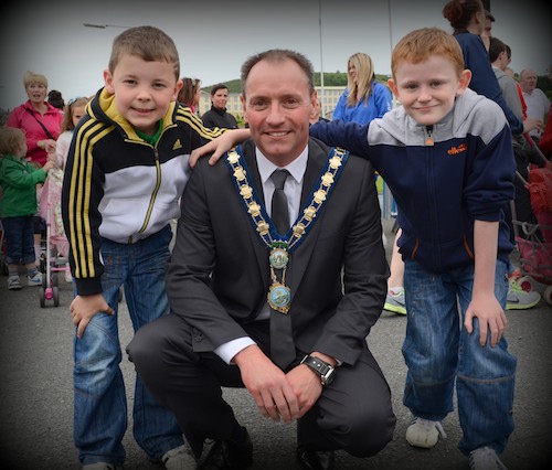 Cousins Caolan Byrne and Matthew Morgan pictured with Lord Mayor Mickey Ruane at the start of the Kevin Bell Repatriation Run/Walk on Thursday. Photograph: Brendan Monaghan